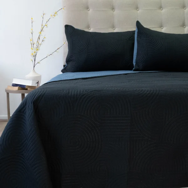 Cubrecama Quilt Reversible Bi Color 2 Plazas Doral 220×240 cm AZUL/NEGRO - Imagen 2
